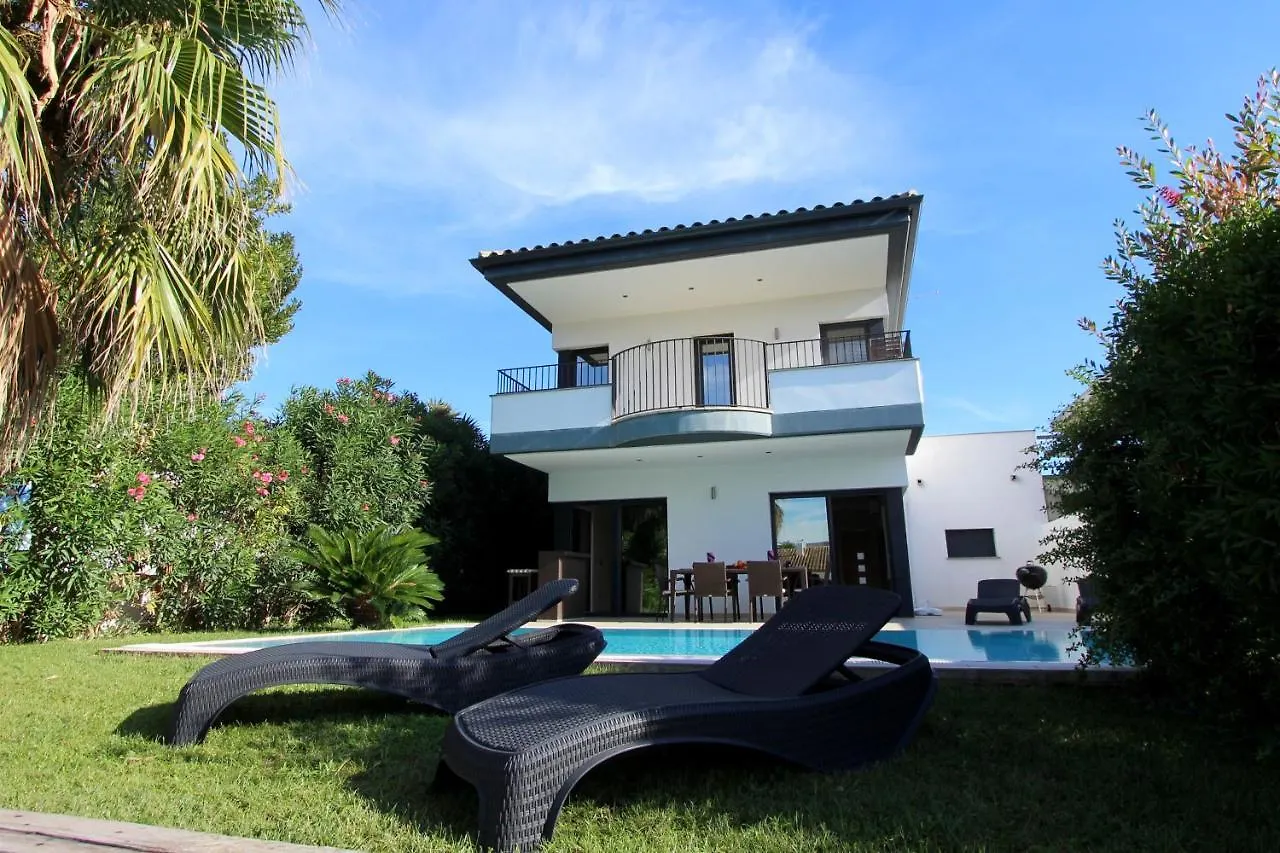 Leon Inmo Villa Falconera 58 B - 10039 Empuriabrava